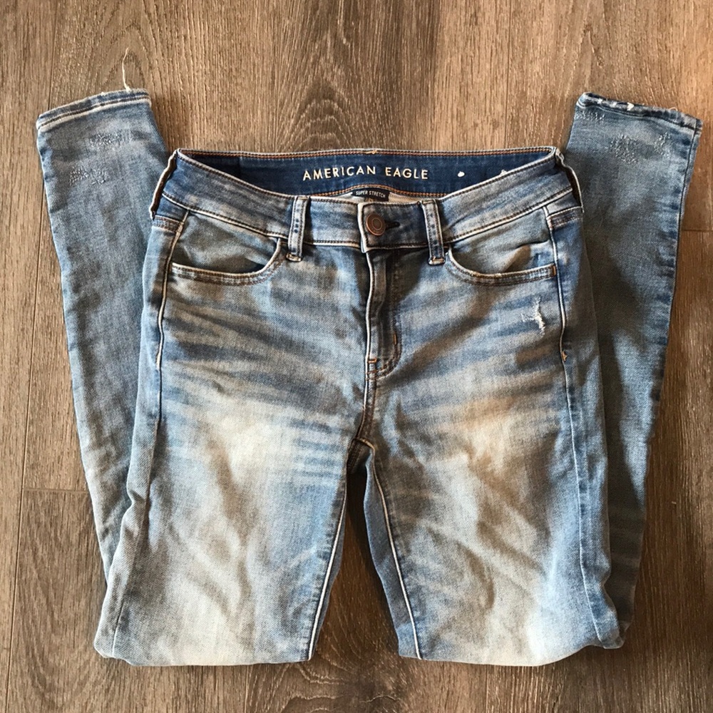 Light wash distressed American Eagle Jegging